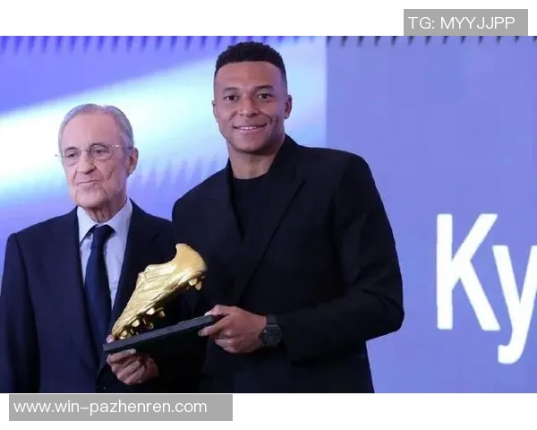 姆巴佩晒手拿全场MVP奖杯和比赛用球照片:团结一致✊🏽